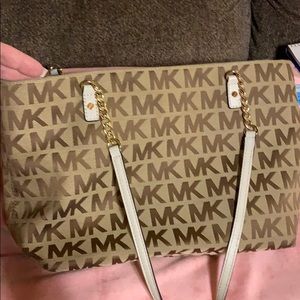 Michael Kors med handbag
